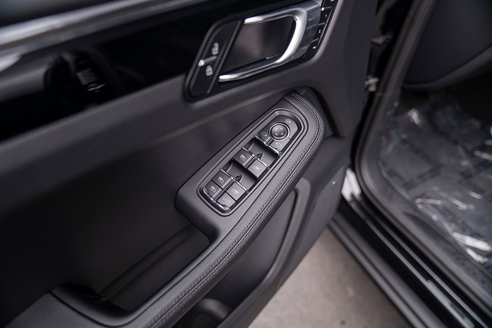 Certified 2026 Porsche Macan AWD/4WD image 18