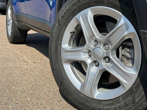 Used 2024 Jeep Compass Sport image 2