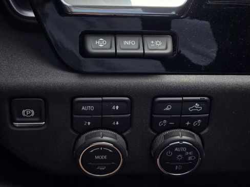 Used 2025 Chevrolet Silverado 1500 High Country AWD/4WD image 22