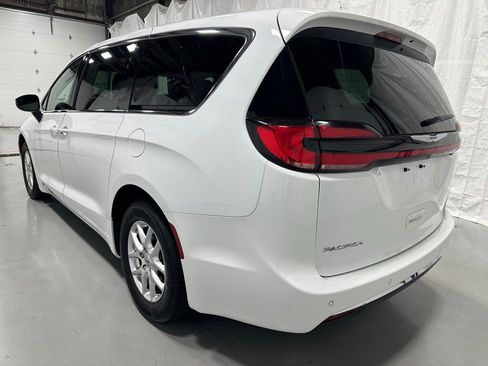 Used 2023 Chrysler Pacifica Touring-L image 5
