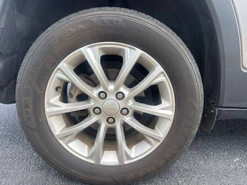 Used 2019 Jeep Cherokee Latitude w/ Popular Appearance Group FWD image 6