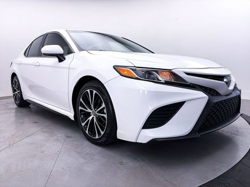 Used 2020 Toyota Camry SE w/ Blackout Package FWD image 9