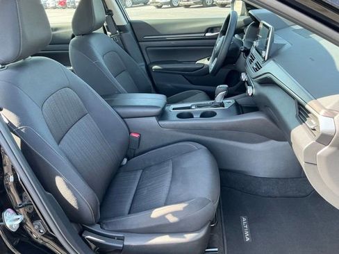 Used 2025 Nissan Altima 2.5 SV FWD image 19