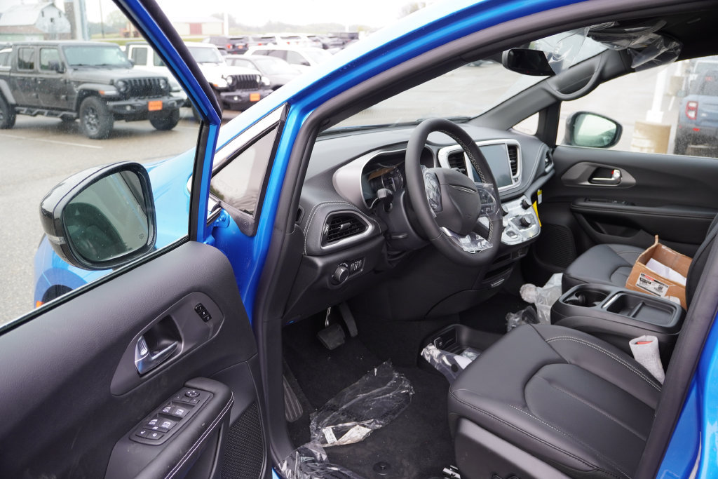 New 2027 Chrysler Pacifica Select AWD/4WD image 10