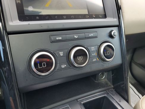 Used 2019 Land Rover Discovery SE image 25