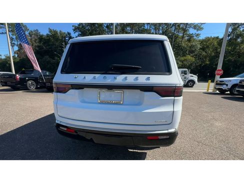 Used 2024 Jeep Wagoneer Series II w/ Flexible Seating Group image 3