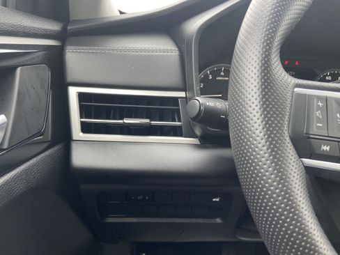 Used 2025 Mitsubishi Outlander SE image 34