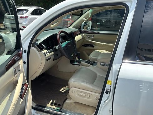 Used 2013 Lexus LX 570 4WD w/ Luxury Pkg image 18