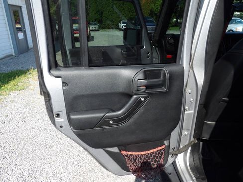 Used 2017 Jeep Wrangler Unlimited Rubicon AWD/4WD image 8