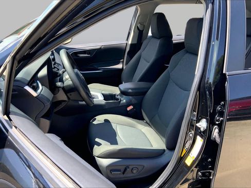 Used 2025 Toyota RAV4 XLE FWD image 8