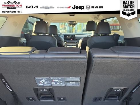 Used 2025 Kia Carnival EX FWD image 15