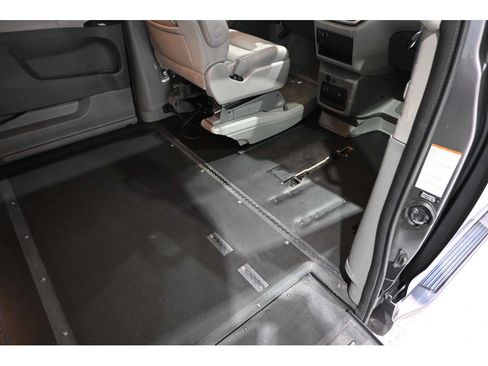 Used 2020 Toyota Sienna XLE FWD image 19