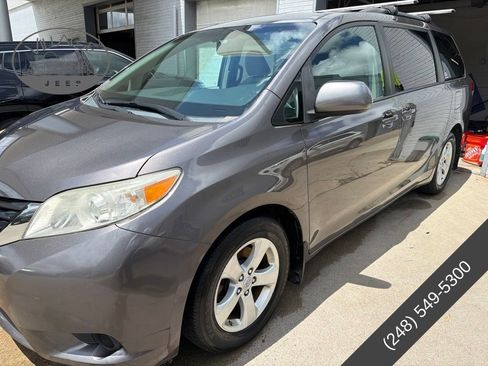 Used 2012 Toyota Sienna LE w/ Towing Pkg FWD image 2