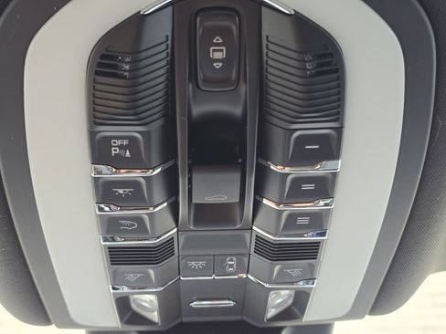 Certified 2024 Porsche Macan image 29