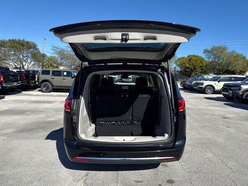 Used 2021 Chrysler Pacifica Limited w/ Uconnect Theater Family Group image 28