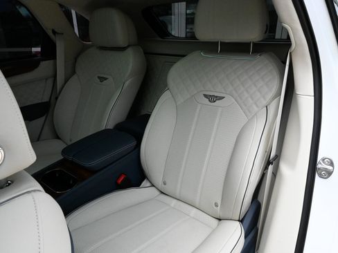 Used 2023 Bentley Bentayga AWD/4WD image 39