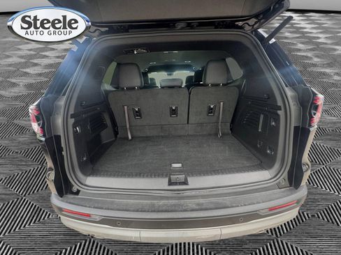 Used 2026 GMC Acadia Elevation w/ Elevation Premium Package FWD image 18