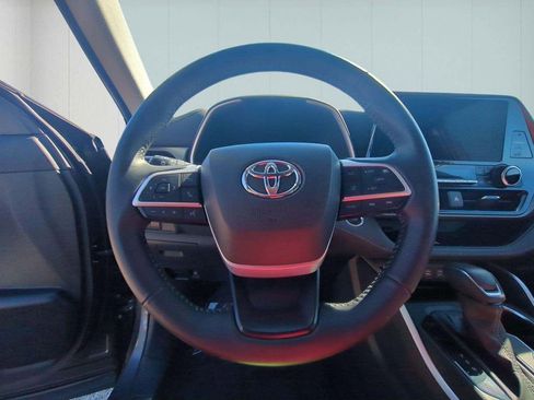 Used 2024 Toyota Highlander XLE image 19