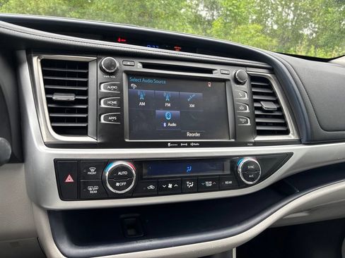 Used 2018 Toyota Highlander Plus AWD/4WD image 19