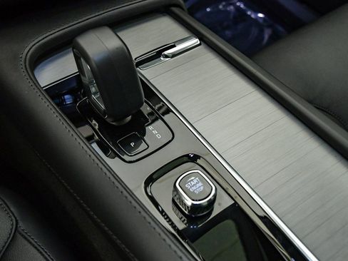 Certified 2025 Volvo XC90 B5 Core image 24