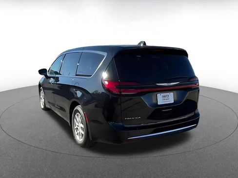 Used 2025 Chrysler Pacifica Select image 11