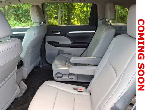 Used 2019 Toyota Highlander XLE AWD/4WD image 10