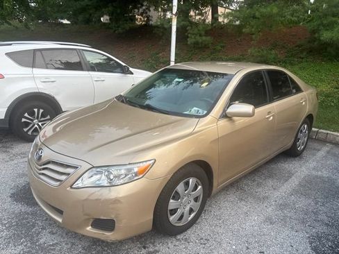 Used 2011 Toyota Camry LE FWD image 2