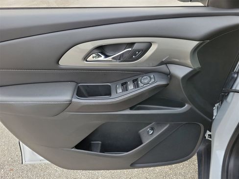 Used 2023 Chevrolet Traverse LT image 14