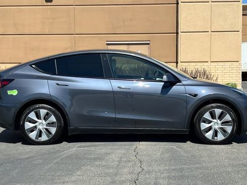 Used 2023 Tesla Model Y Long Range AWD/4WD image 4