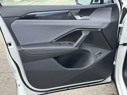 Used 2025 Volkswagen Tiguan SE image 31