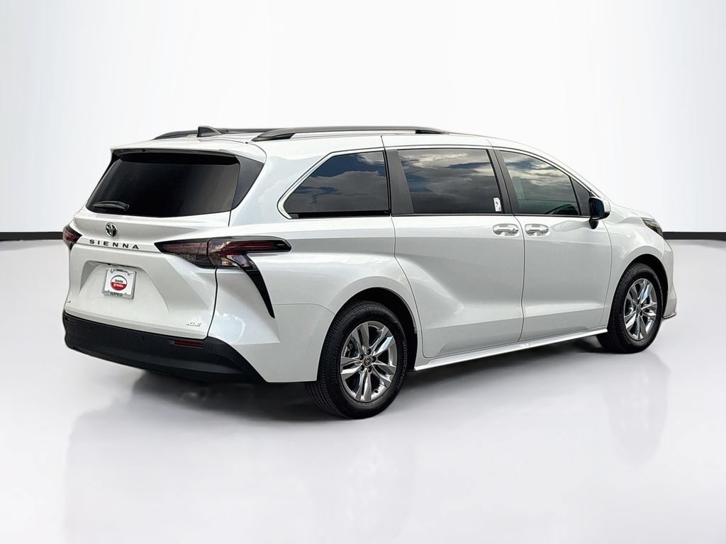 Certified 2026 Toyota Sienna XLE FWD image 5