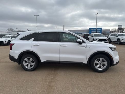 Used 2022 Kia Sorento LX image 2