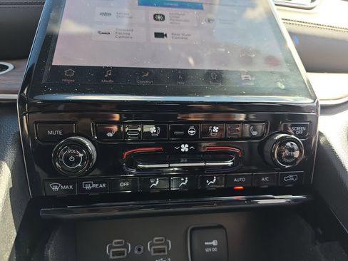 Used 2023 Jeep Grand Cherokee Summit w/ Advanced Protech Group IV AWD/4WD image 20