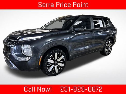 Used 2025 Mitsubishi Outlander SE image 1