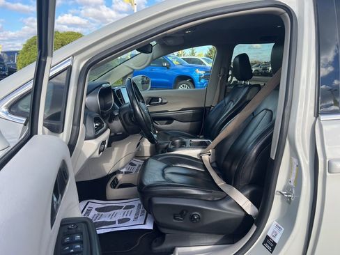 Used 2021 Chrysler Pacifica Touring-L image 13