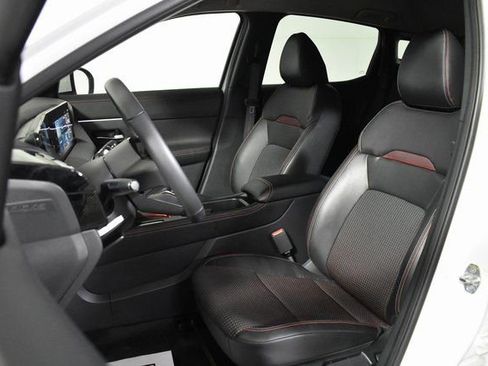 Certified 2025 Nissan Kicks SR image 9