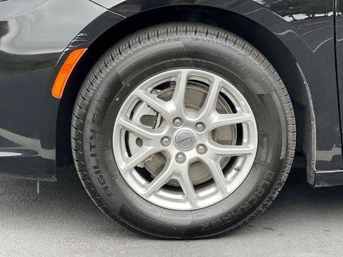 Used 2024 Chrysler Pacifica Touring-L FWD image 15