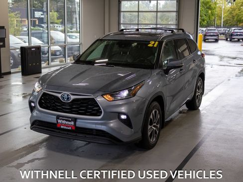 Used 2021 Toyota Highlander XLE AWD/4WD image 1