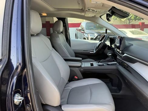 Used 2025 Toyota Sienna XLE FWD image 30