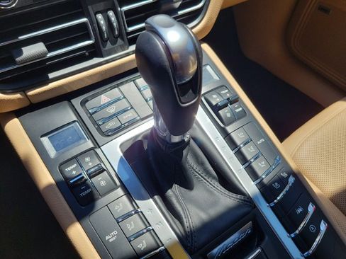 Certified 2021 Porsche Macan AWD/4WD image 34