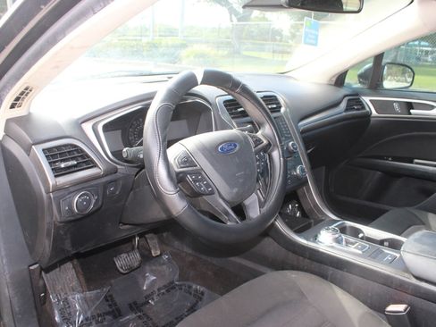 Used 2017 Ford Fusion SE FWD image 10