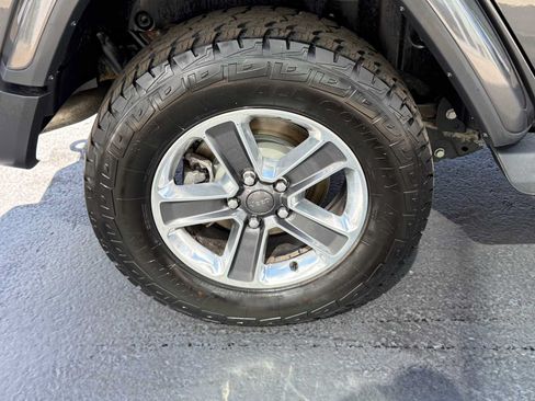 Used 2018 Jeep Wrangler Unlimited Sahara AWD/4WD image 10