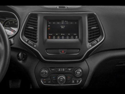 Certified 2019 Jeep Cherokee Latitude w/ Popular Appearance Group image 7