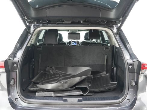 Used 2020 Toyota Highlander XLE AWD/4WD image 17