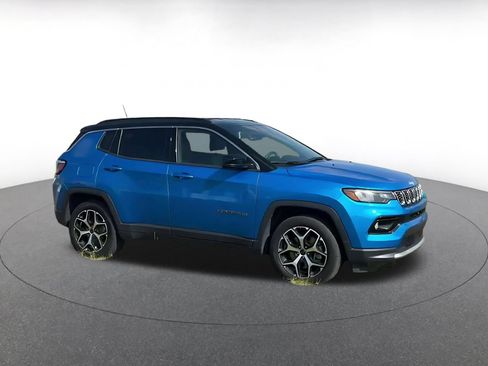 Used 2025 Jeep Compass Limited AWD/4WD image 2