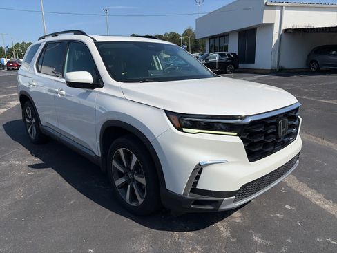 Used 2024 Honda Pilot Touring image 3