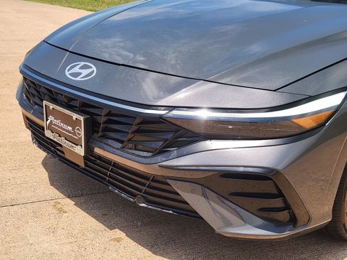 Used 2024 Hyundai Elantra Limited FWD image 10