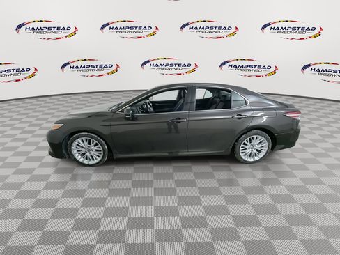 Used 2018 Toyota Camry XLE image 5