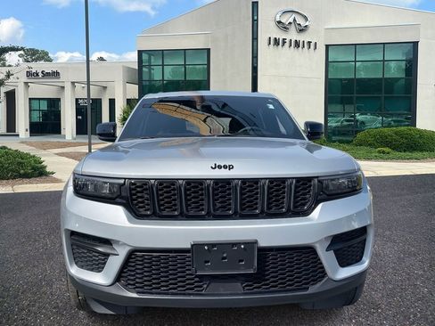 Used 2023 Jeep Grand Cherokee Altitude image 2