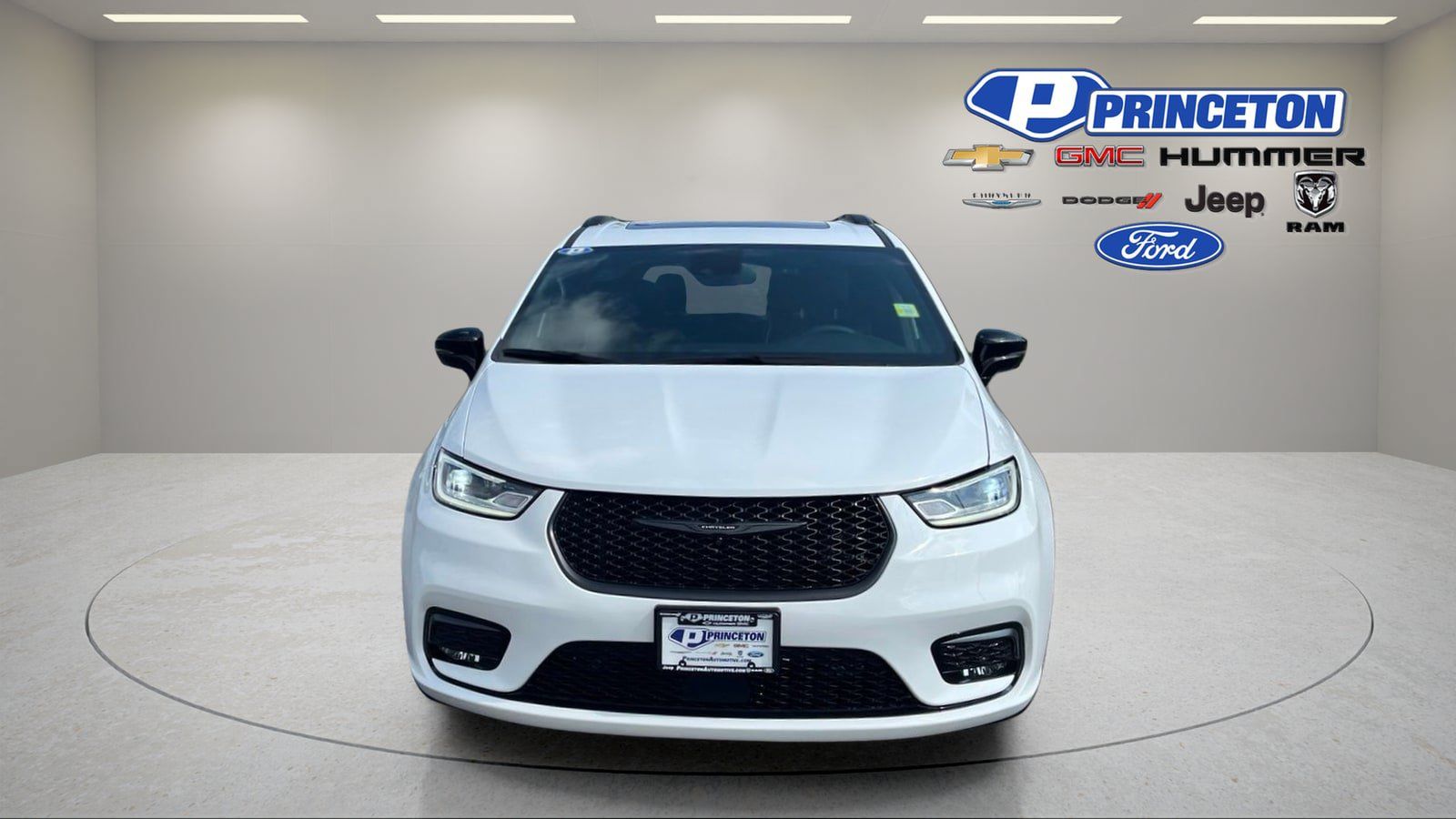 Used 2024 Chrysler Pacifica Limited w/ Uconnect Theater Family Group FWD image 2